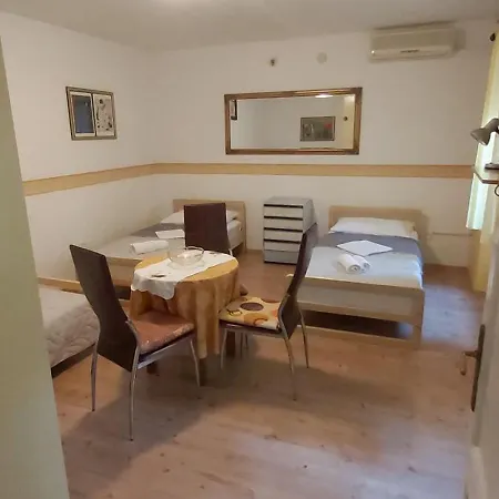 Hostel Room-ivann
