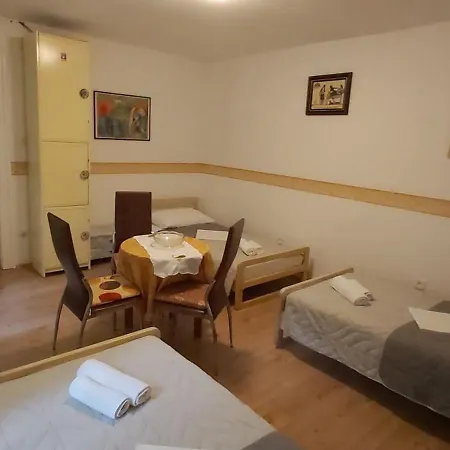 Room-ivann Hostel